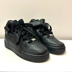 Nike Boy's Air Force 1 Mid 3.5Y